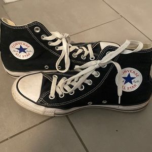 Black converse, size 9 womens, white laces!